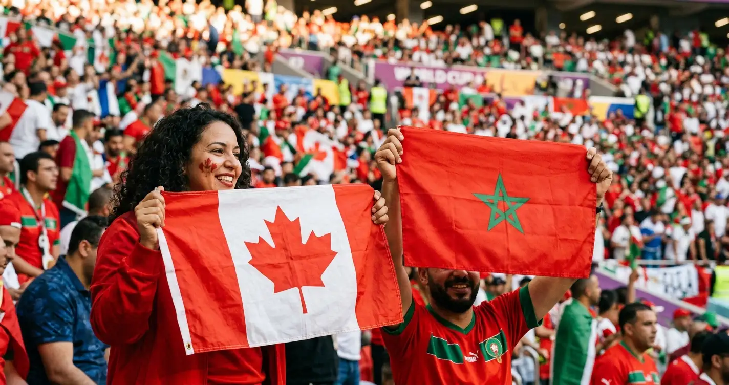 Deux drapeaux, canadien et marocain, côte à côte dans les gradins d'un stade de Coupe du Monde bondé